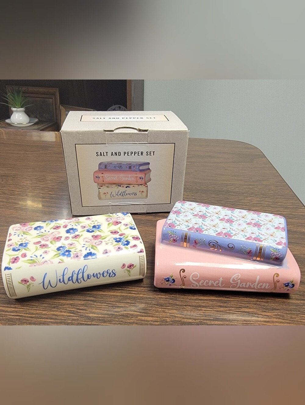 Stacked Books Salt and Pepper Set Cracker Barrel Decor